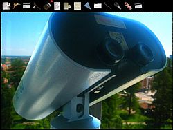 Von hier aus haben wir mit dem Fernglas einen Blick auf die ganze Stadt
