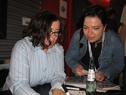 Jane l�sst sich sicherheitshalber die Namen f�r die Widmungen buchstabieren